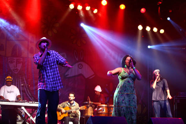 PE-5, Confluência, Buguinha Dub e BNegão no FIG 2009