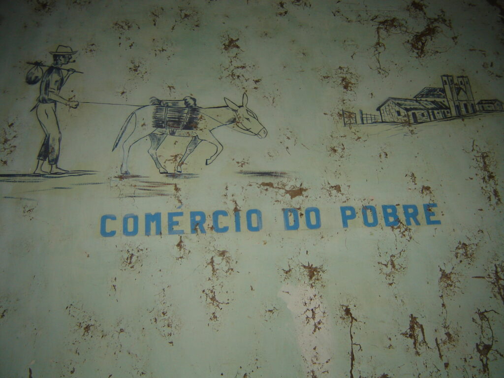 Interior do galpão da fábrica Caroá