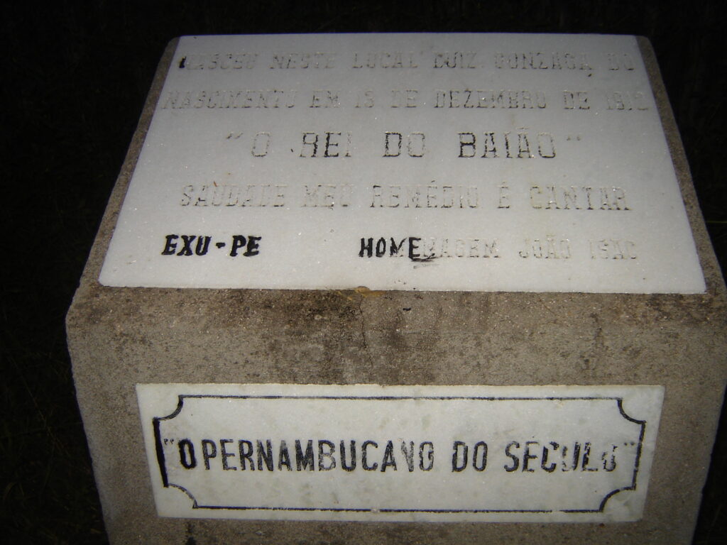 Marco no local onde ficava casa que Gonzaga nasceu, Exu, PE.