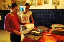 Museologa em conversa com funcionaria do museu