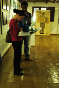 Gabriela Severien conversa com funcionario do Museu