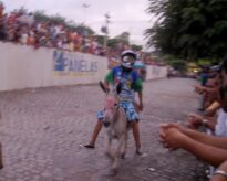 Jeriqueiro inova na corrida - disputa com um capacete