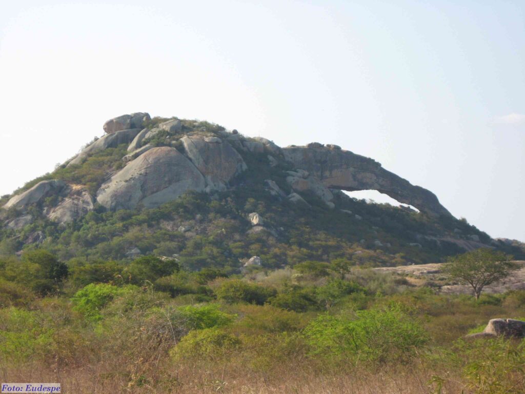 Cidade de Venturosa, pedra furada a 248Km do Recife