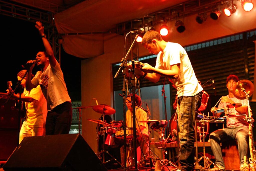Em Canto e Poesia