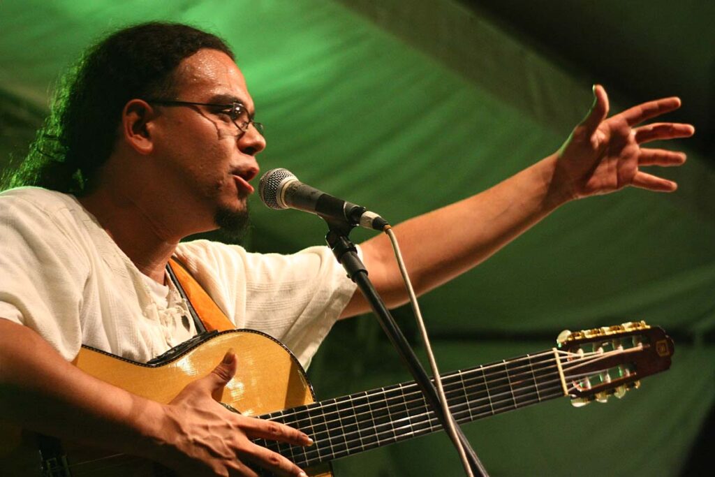 Em Canto e Poesia