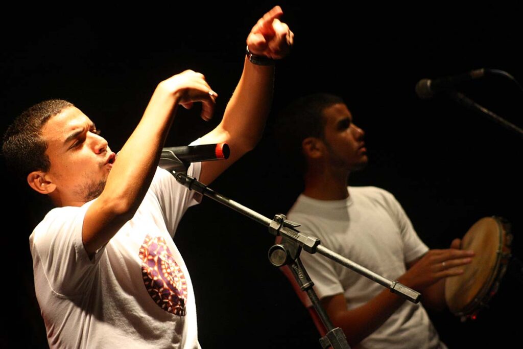 Em Canto e Poesia