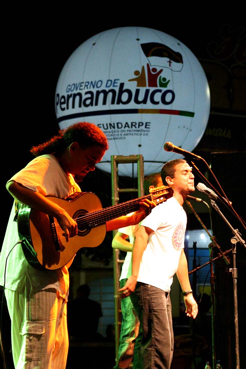 Em Canto e Poesia