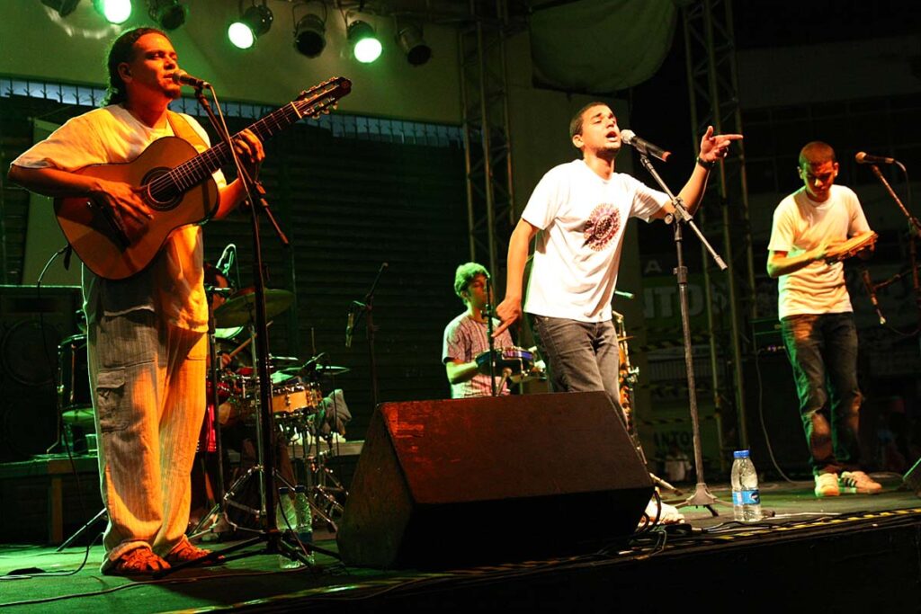 Em Canto e Poesia