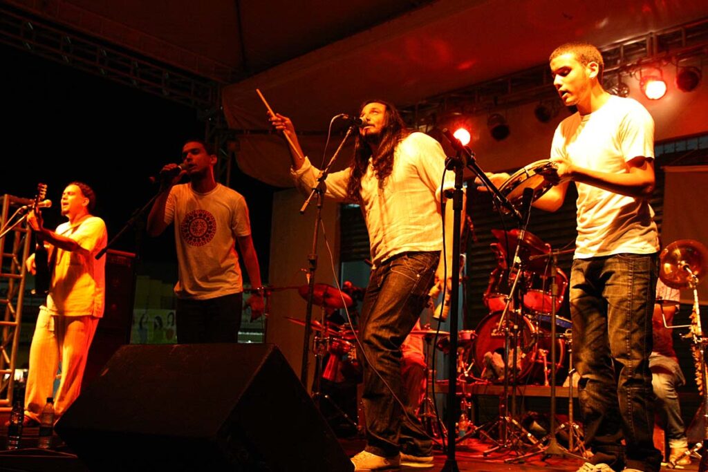 Em Canto e Poesia