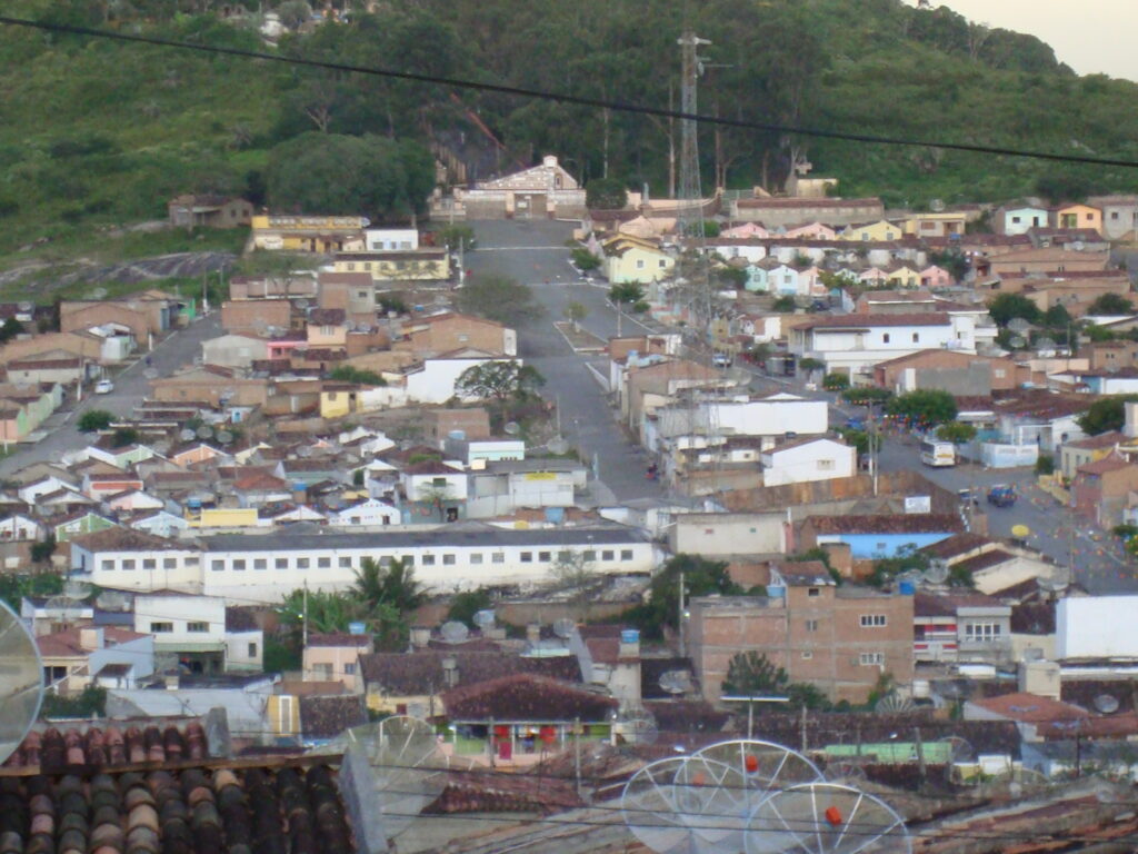 Vista do cruzeiro de Poção pela rua laurentino