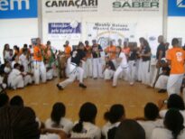 mestre Paulomolla agachado no pé do berimbau