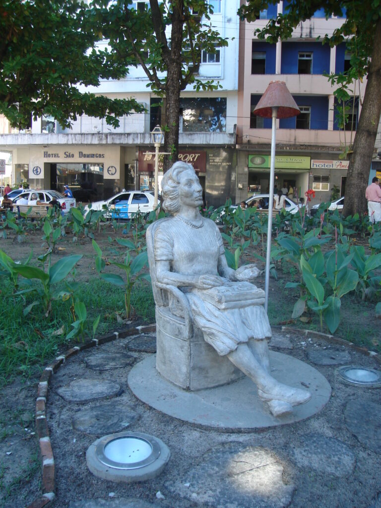 Estátua de Clarice Lispector na Pça Maciel Pinheiro