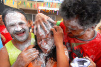 Mela mela com maizena em Bezerros, no Carnaval 2010