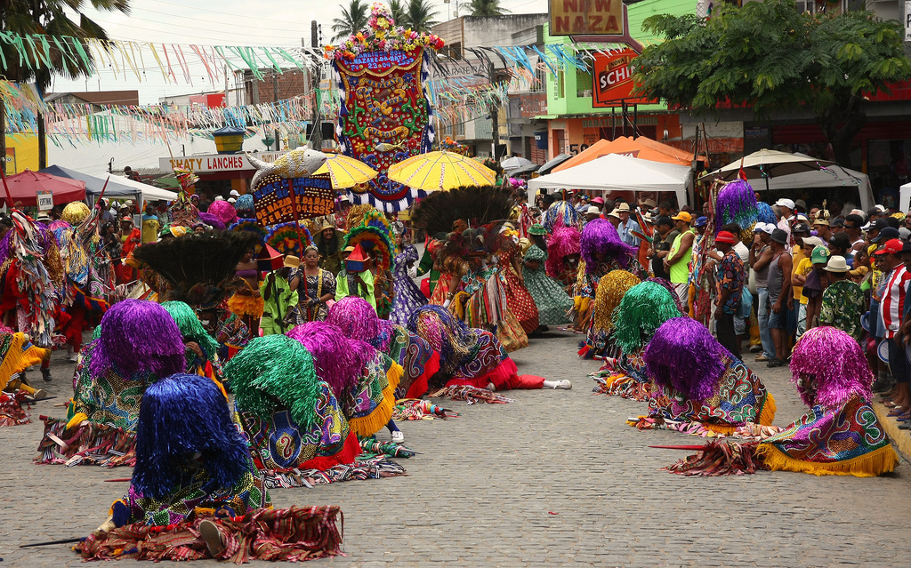Encontro de maracatus em Nazaré da Mata, no Carnaval 2010