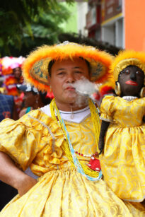 Encontro de maracatus em Nazaré da Mata, no Carnaval 2010