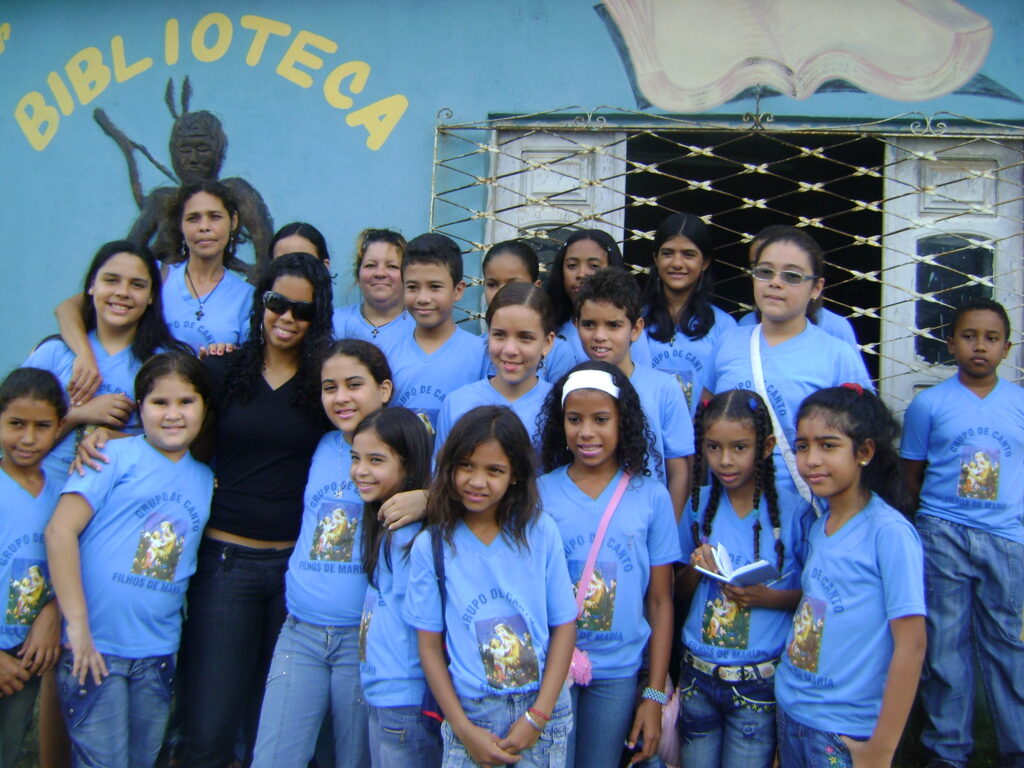 VISITA DE JOVENS DE OUTRA COMUNDADE A BIBLIOTECA