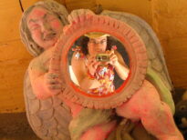 No Carnaval de Olinda, 2009. Anjo esculpido na parede.