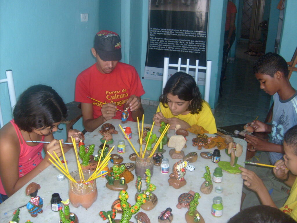 AULAS DE ARTESANATO EM PEDRAS - PONTO DE CULTURA ARTES DO CANGAÇO