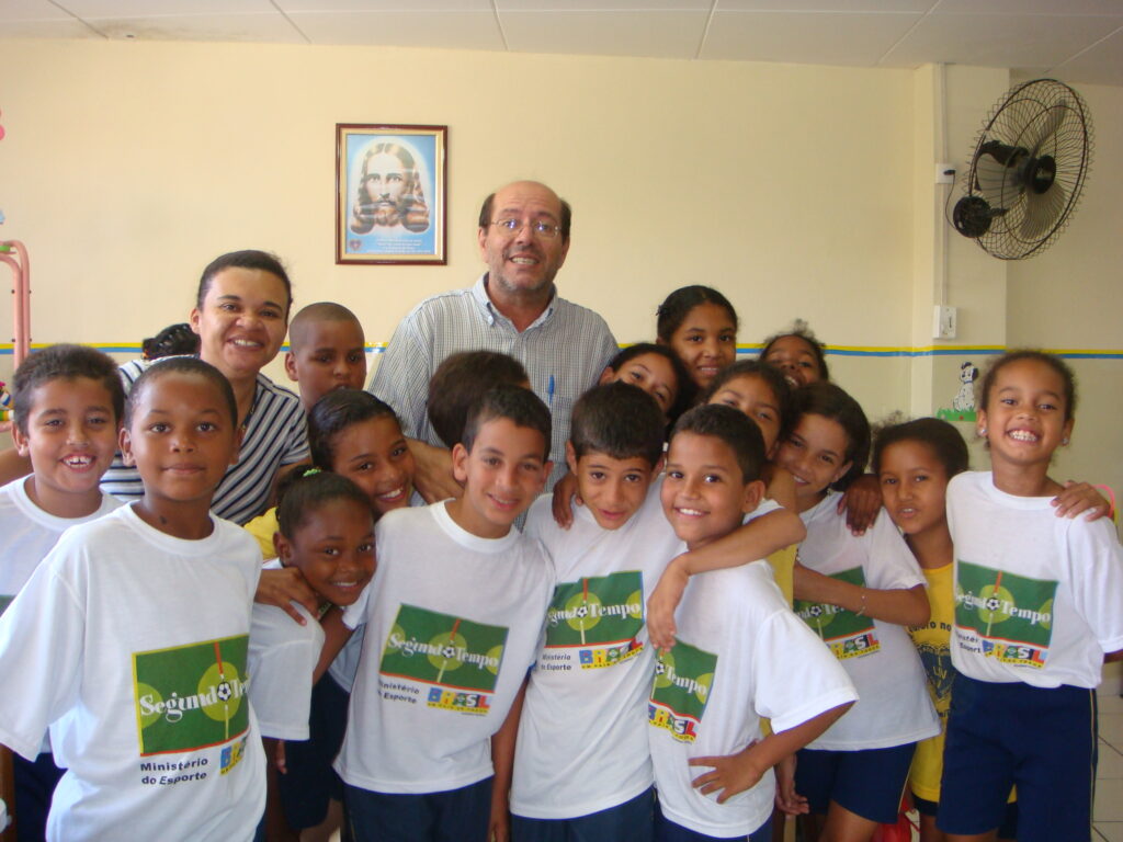 Crianças da LBV homenageiam o escritor José Carlos Ferreira