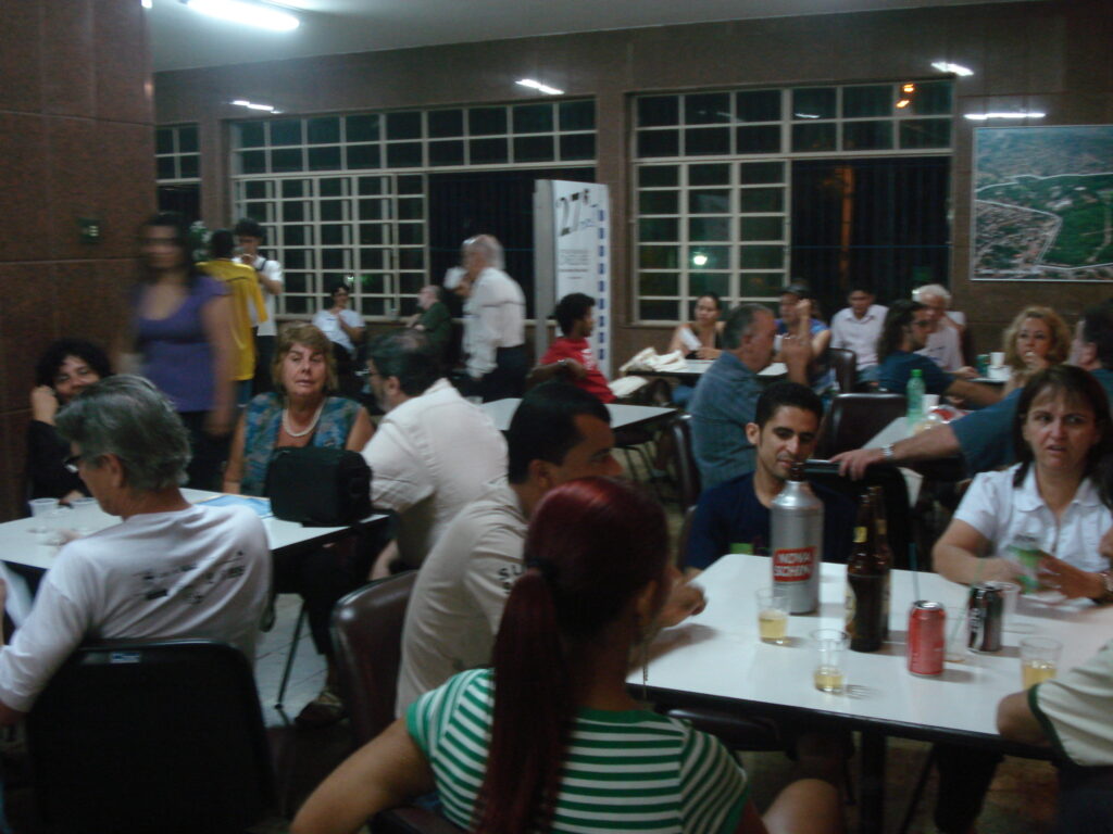 No GT Informalidade, cineclubistas de todo o país se congratulam em torno da universal cerveja