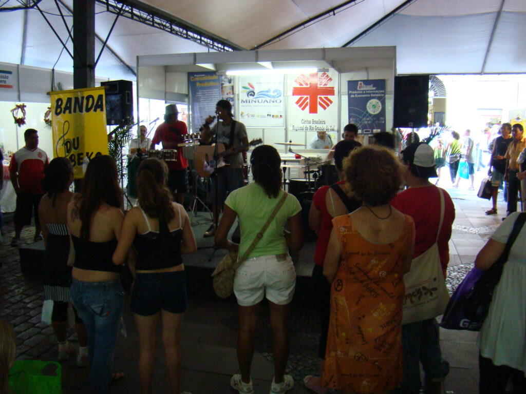 Público na feira acompanhando as atividades