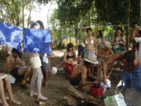 Tingindo ao redor do fogo