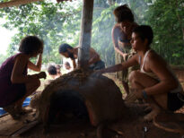 Cobrindo o forno de barro