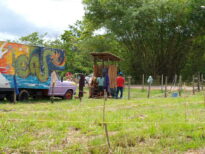Instalación de un baño seco para el campamento cercano a la Caravana
