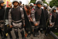 Aldeia da Paz protesta em frente ao Mc Donalds. Palhacinha Mama beija policial do batalhão de choque no FSM 2009