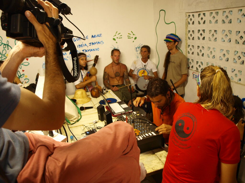 Grabando las canciones de la Caravana Arcoiris por la Paz
