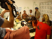 Grabando las canciones de la Caravana Arcoiris por la Paz