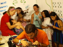 Las mujeres del coro de la Caravana Arcoiris entonando