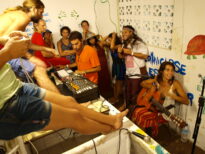 Kalinne y la Caravana Arcoiris grabando una canción
