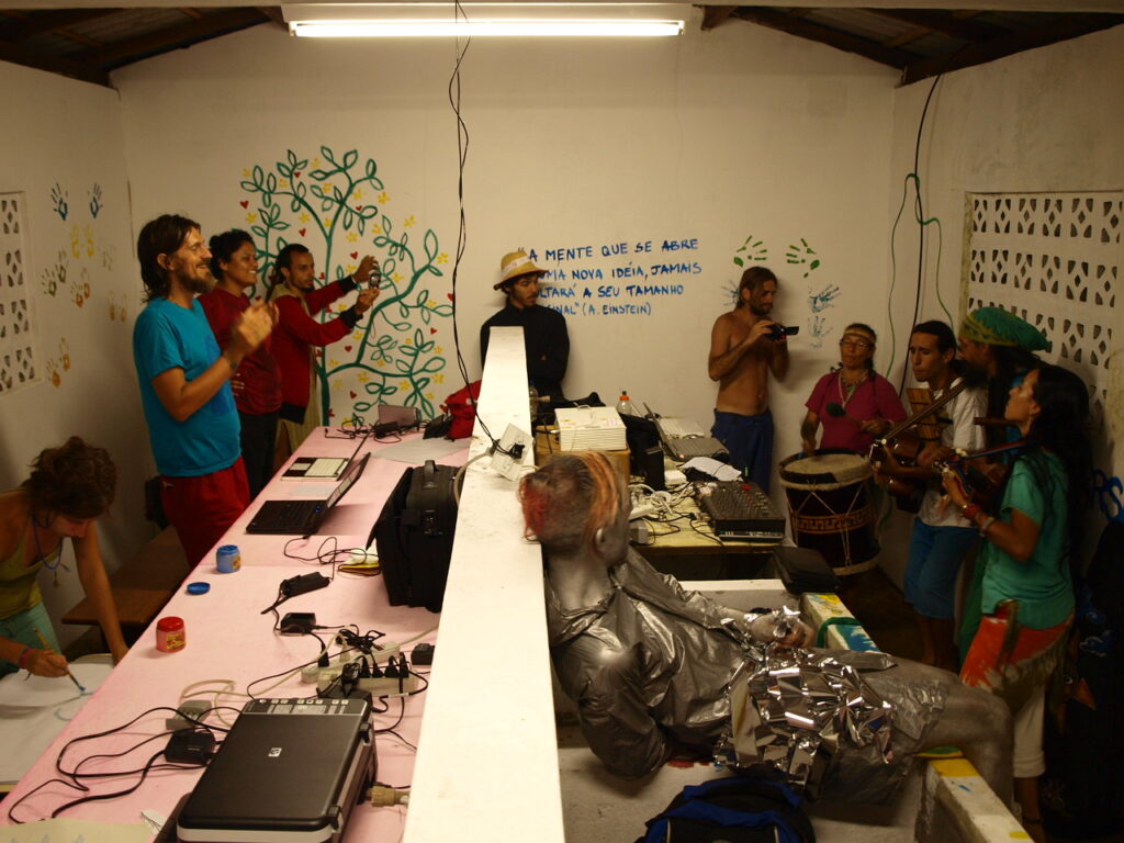 La música de los Pedaluz hizo vibrar la Productora invitando a los cuatro vientos a todos los que pasaban por ahí