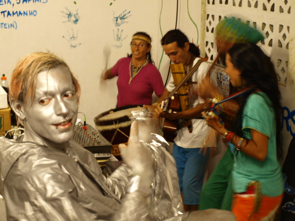 Plebeyo nos acompañaba a diario en la Productora y hoy estaba de plateado, listo para su función en la carpa de circo