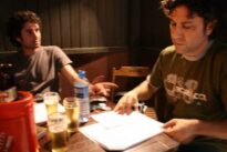Repassando mudanças no roteiro. Da esq. p/ a dir.: Fábio Monteiro e Wallace Puosso