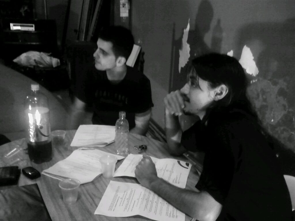 trabalho de análise de texto com o elenco, no Centro de Artes Cênicas Walmor Chagas, em São José dos Campos/SP.