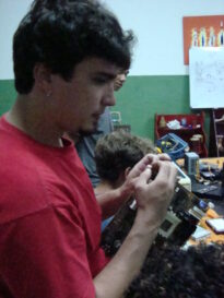 Seu Fábio depenando as doações...