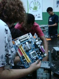 Alunos da Metarec estudam os componentes da CPU