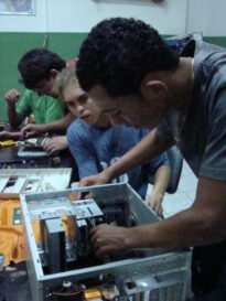 E depois aprendem a instalar seus componentes dentro do gabinete