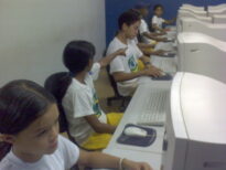 Alunos do PETI na aula de Informatica
