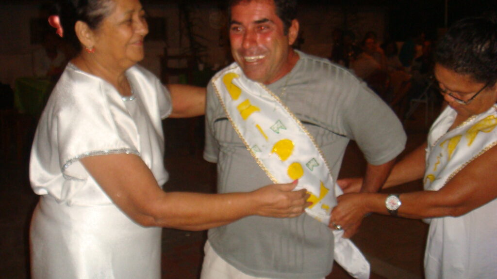 Jorge Baturé recebendo a faixa das mãos de Mãe Vanda