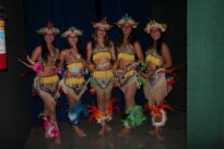 Bailarinas da Waku'mã na abertura do show