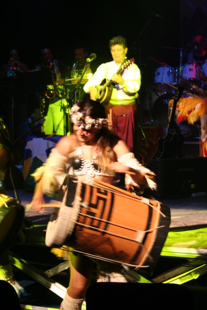 Bailarinha da Waku'mã com o tambor do Tracoá