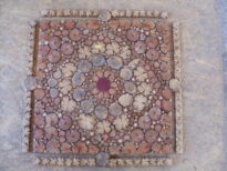 Mandala formada de  vários tipos de cipós medindo 70x70cm. Ao centro detalhe de madeira natural conhecida como Rochinho. Valor R$ 280,00
