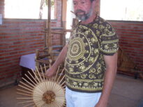 Mandala Sol. Composta de vários  tipos de cipós, com  raios de sol  em Pinho, diâmetro 77cm. Valor R$230,00