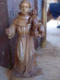 Escultura em Madeira de Cedro representando Santo Antônio. Tamanho 40x20cm. Valor R$400,00 (Autor: Zumbim)