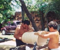 Tácio trabalhando e Túlio brincando
