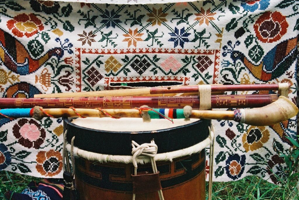 Tombor e instrumentos de sopro da Waku'mã