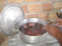 Colocando de molho para depois extrair as cores.